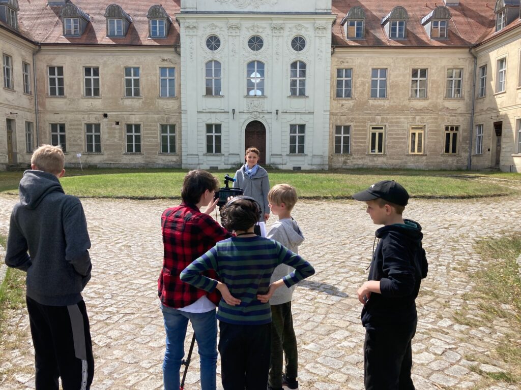 Auch einige Erwachsene wurden befragt. Drehort hier ist das Fürstenberger Schloss.
